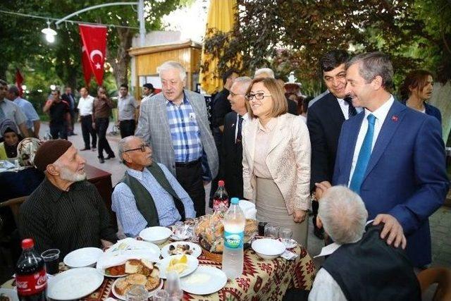 B&uuml;y&uuml;kşehir, Şehit Ve Gazi Yakınlarını İftarda Buluşturdu 2