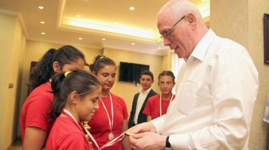 Kazandıkları Kupayı Başkan Kurt&rsquo;a Takdim Ettiler