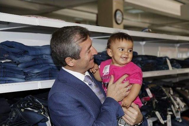 Başkan Tahmazoğlu, Şefkat Mağazası’nı Ziyaret Etti