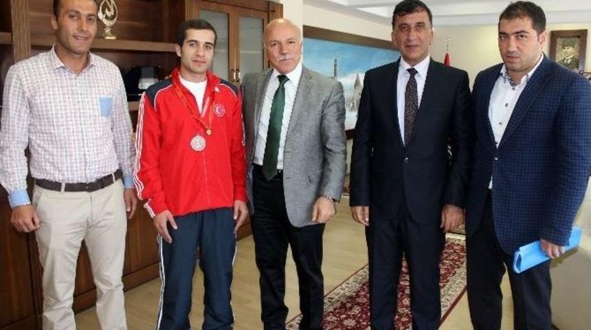 D&uuml;nya &Uuml;&ccedil;&uuml;nc&uuml;s&uuml; Karateci Kaya, Başkan Sekmen'i Ziyaret Etti