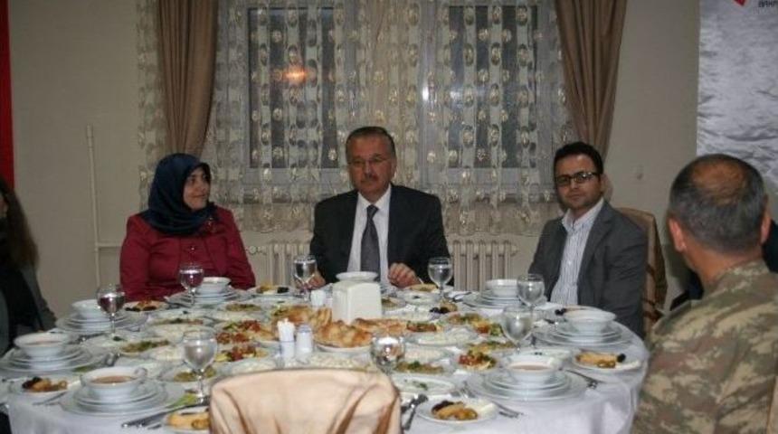 Kars Valisi &Ouml;zdemir, Şehit Ve Gazi Aileleriyle İftar Yemeğinde Bir Araya Geldi