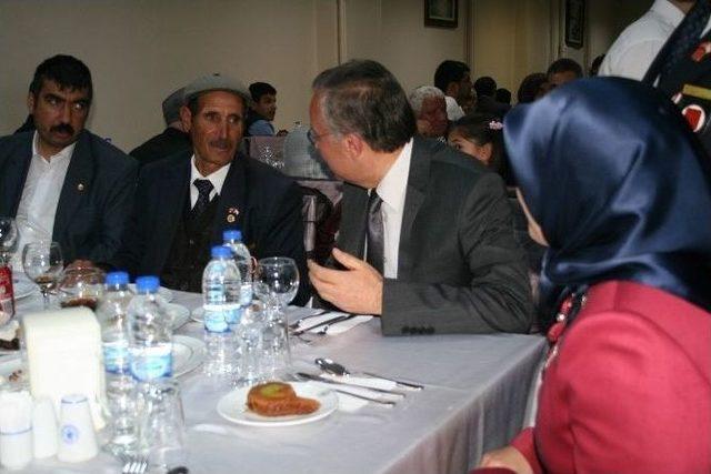 Kars Valisi &Ouml;zdemir, Şehit Ve Gazi Aileleriyle İftar Yemeğinde Bir Araya Geldi 1
