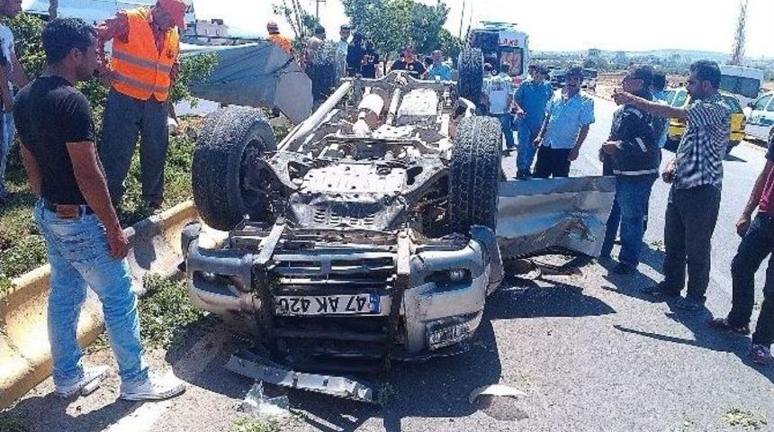 Otomobil Ref&uuml;je &Ccedil;arparak Takla Attı: 2 Yaralı