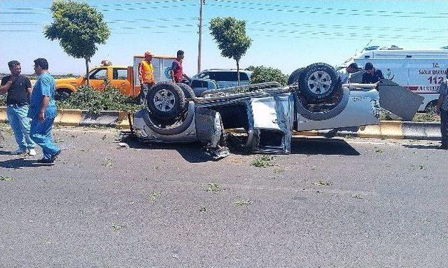 Otomobil Ref&uuml;je &Ccedil;arparak Takla Attı: 2 Yaralı 1