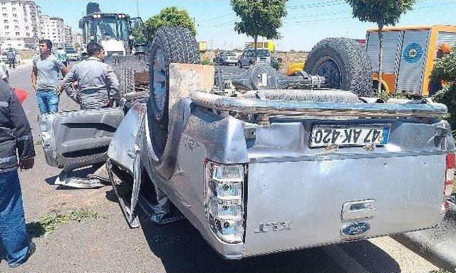 Otomobil Ref&uuml;je &Ccedil;arparak Takla Attı: 2 Yaralı 2