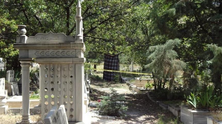 Yaşlı Adam Mezarlıkta Ağaca Asılı Bulundu