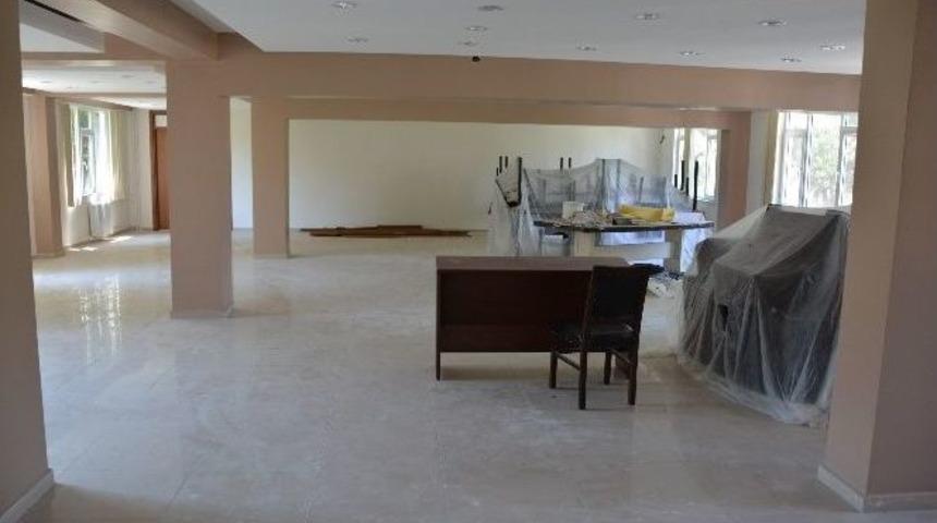 Yunusemre Belediyesi'ne Modern Meclis Salonu