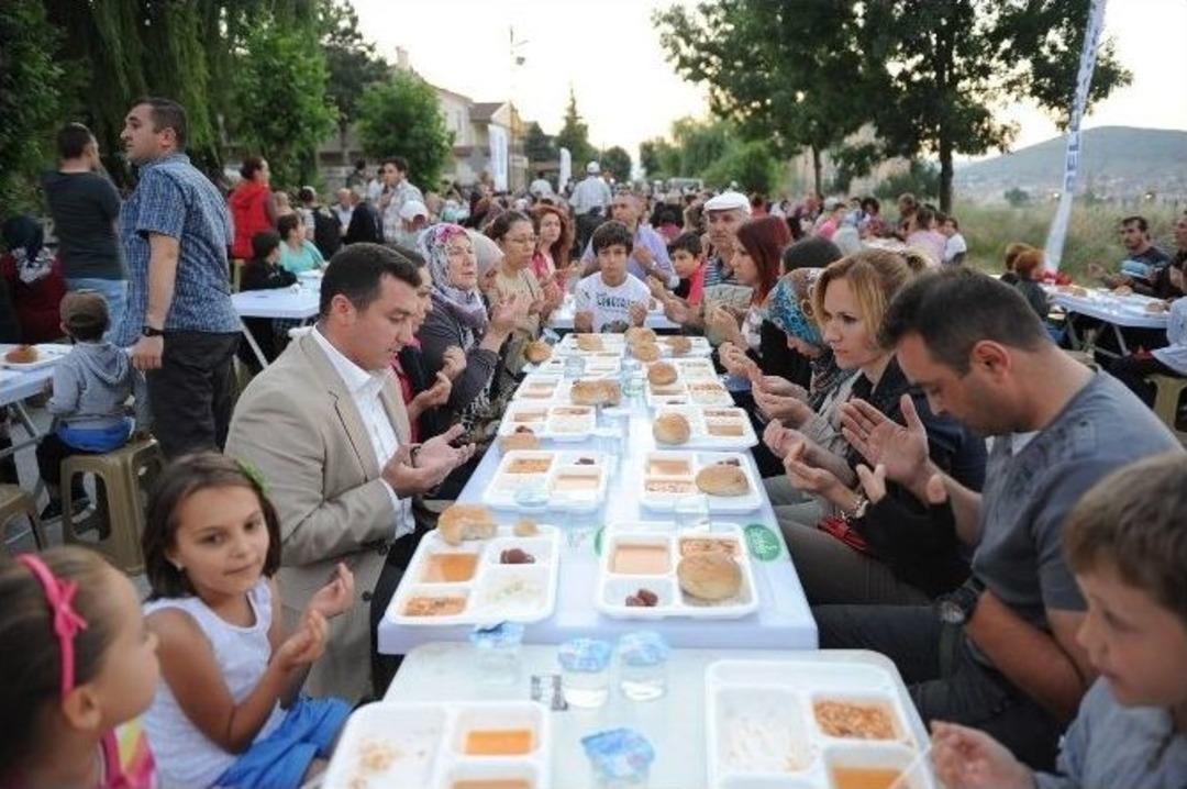 Boz&uuml;y&uuml;k Mahalle İftarlarında Buluşuyor