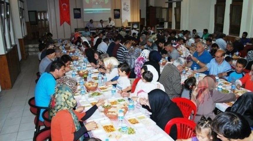 Karab&uuml;k M&uuml;ft&uuml;l&uuml;ğ&uuml;nden M&uuml;ltecilere İftar Sofrası