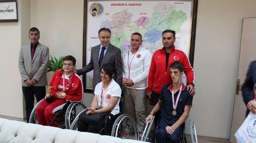 Tozoğlu Tenis Kul&uuml;b&uuml; Sporcuları, Vali Altıparmak&rsquo;ı Ziyaret Etti