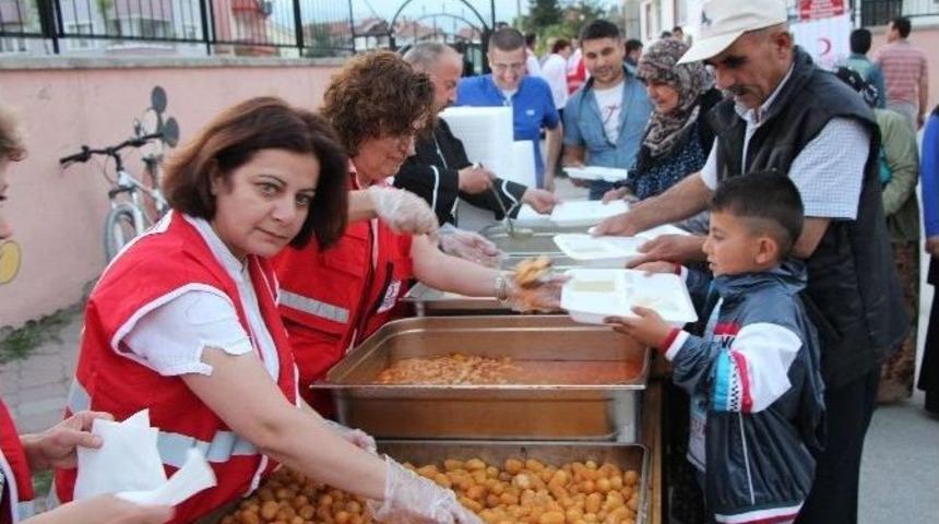 Başkan Yılmaz Kızılay İftarında 3 Bin Kişiyle Yemek Yedi