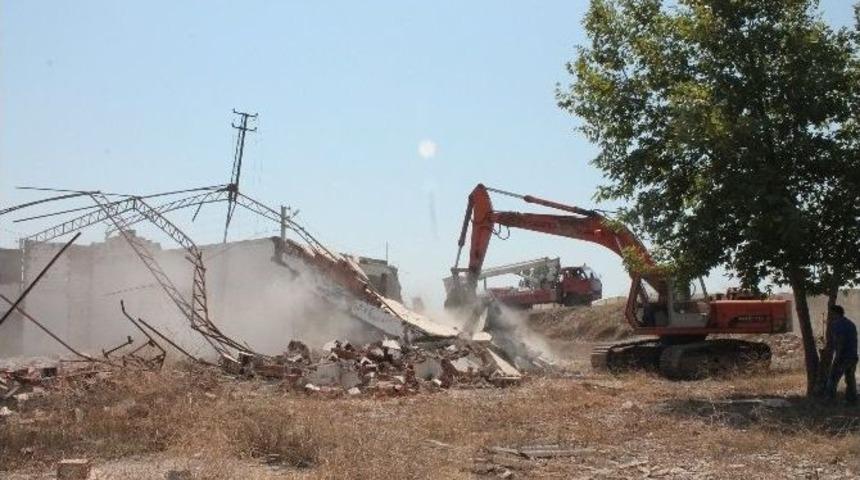 Kumluca&rsquo;da Kullanılmayan Ka&ccedil;ak Yapılar Yıkıldı