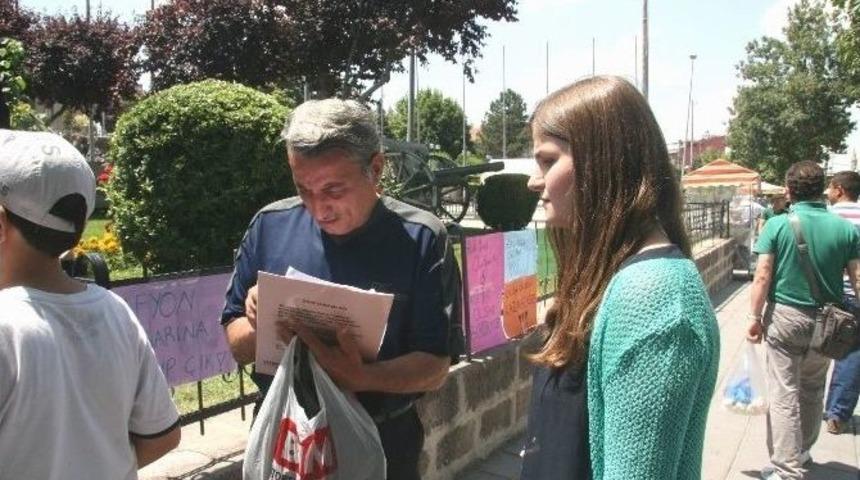 Afyonkarahisar&rsquo;da Liselilerden &lsquo;okuyan Adam&rsquo; Eylemi