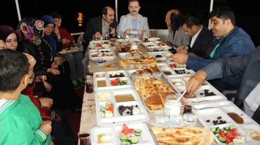 Trt Şeş &lsquo;şehri Tuşba&rsquo;da Şehri İftar&rsquo; Programını Canlı Yayınladı