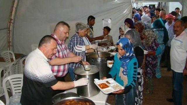 (&ouml;zel Haber) Tuzla Belediyesi Tarafından Suriyeli G&ouml;&ccedil;menlere İftar Verildi 3
