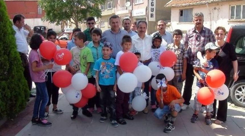 Başkan Akkaya &Ccedil;ocuklara Hediye Dağıttı