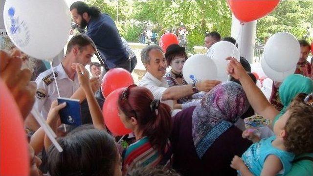 Başkan Akkaya Çocuklara Hediye Dağıttı