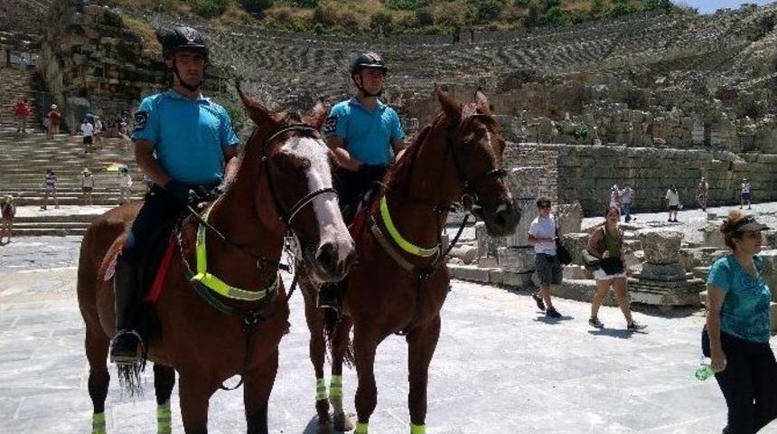 Atlı Jandarmalar Yeniden Efes&rsquo;te