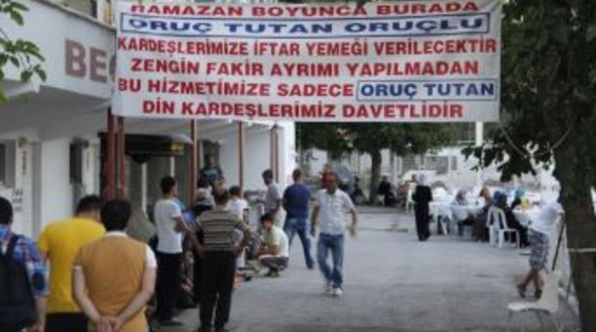 Yoldan Ge&ccedil;enlere İftar Daveti