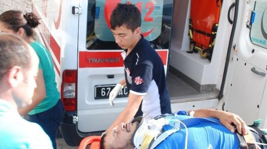 Kamyon Motosikleti Altında S&uuml;r&uuml;kledi