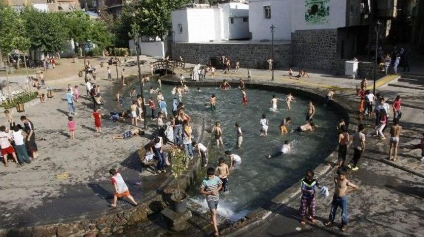 Sıcaktan Etkilenen Vatandaşlar S&uuml;s Havuzuna Koştu