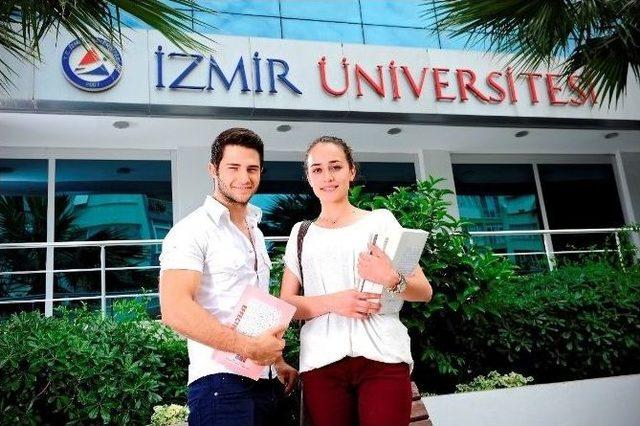 İzmir Üniversitesi’nde Burslar Garanti Altında