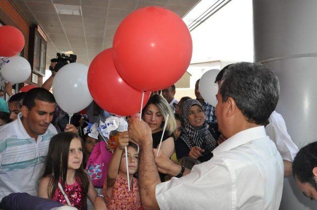 Akşehir Belediye Başkanı Akkaya, Çocuklara Hediye Dağıttı