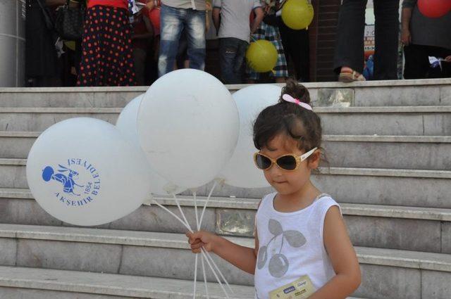 Akşehir Belediye Başkanı Akkaya, Çocuklara Hediye Dağıttı