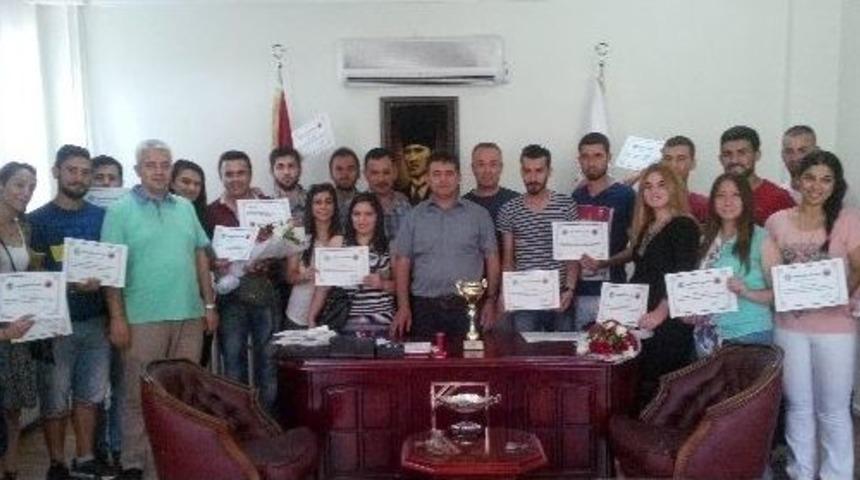 Kupayı Kozan Myo M&uuml;d&uuml;r&uuml; Do&ccedil;. Dr. Toklu&rsquo;ya Hediye Ettiler