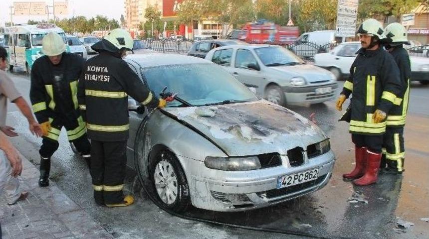 Tatlı Almak İ&ccedil;in Durdu Otomobili Yandı