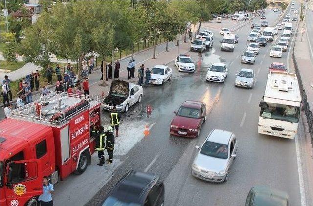 Tatlı Almak İçin Durdu Otomobili Yandı