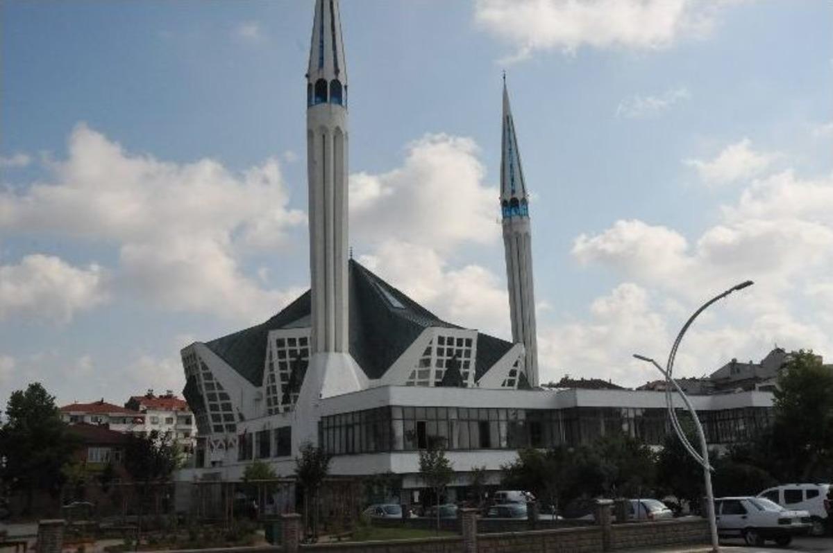 Cami Cemaatinin Ayakkabılarına ''m&uuml;sl&uuml;man Olmak Neyi Gerektirir''başlıklı Yazı Bırakıldı