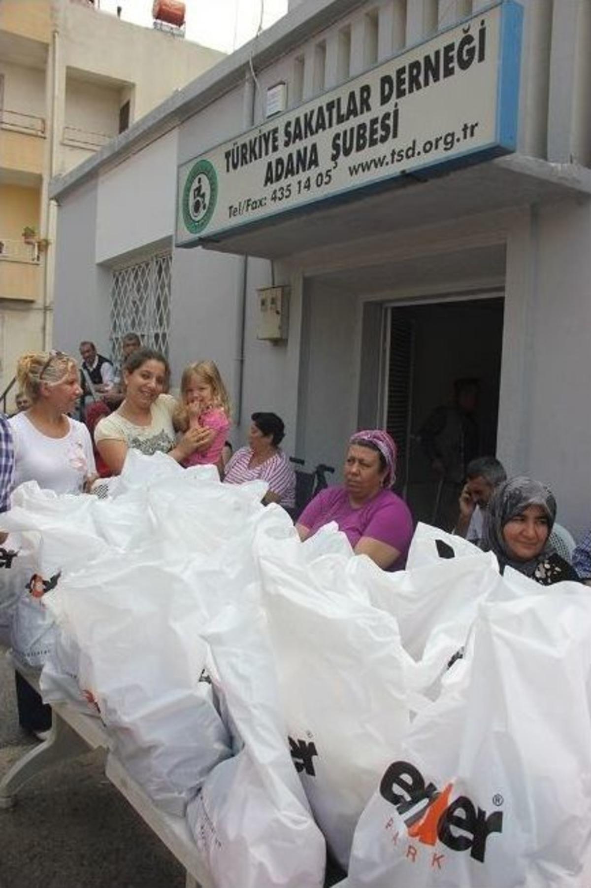 T&uuml;rkiye Sakatlar Derneği, Engellileri Giydirdi