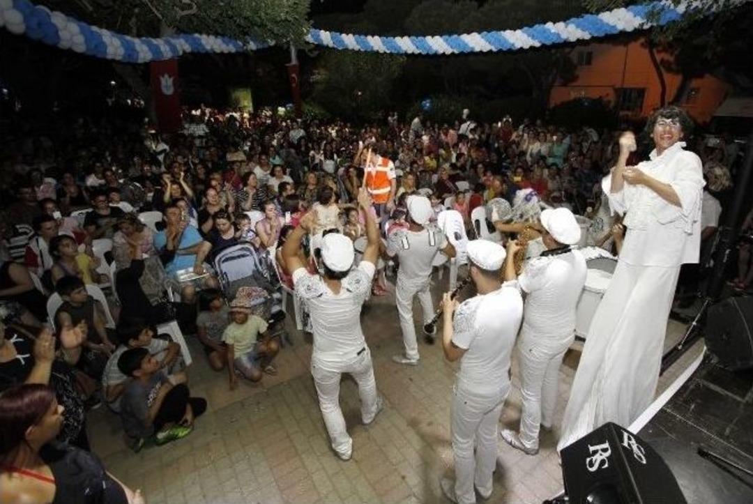 Konak'ta &Uuml;&ccedil;&uuml; Birarada Şenlik