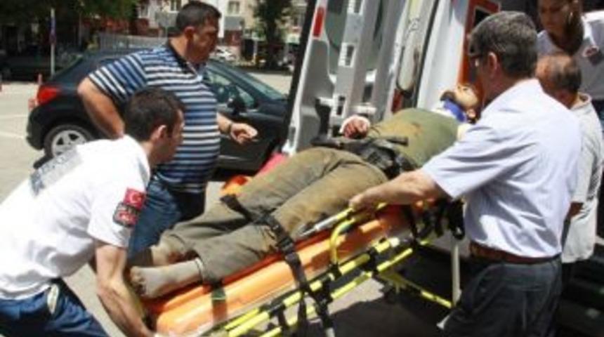 Yuvarlanan Kaya Par&ccedil;asının &Ccedil;arptığı İş&ccedil;i Yaralandı