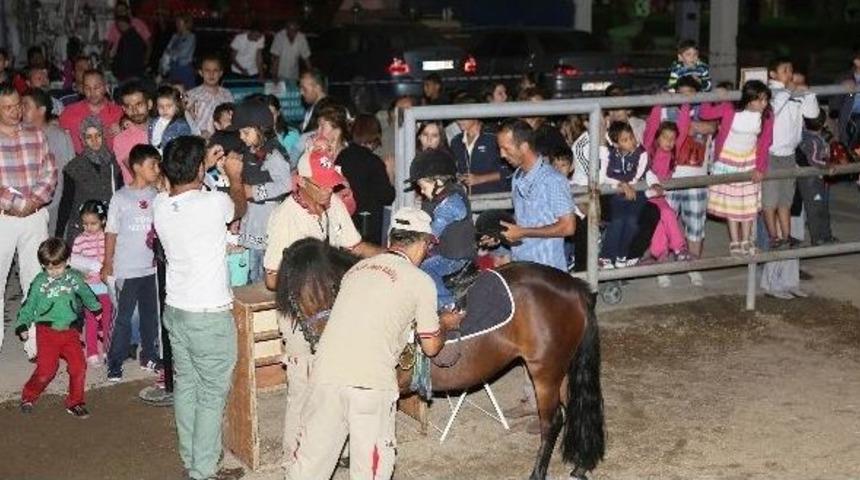 Eskişehirli &Ccedil;ocukların Pony Atlara Binme Mutluluğu