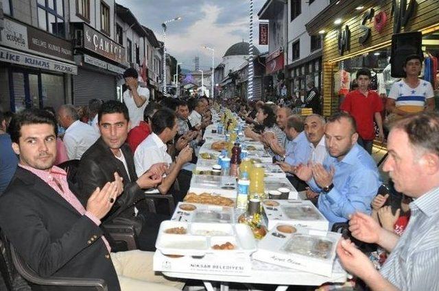 Cadde Ortasında Toplu İftar