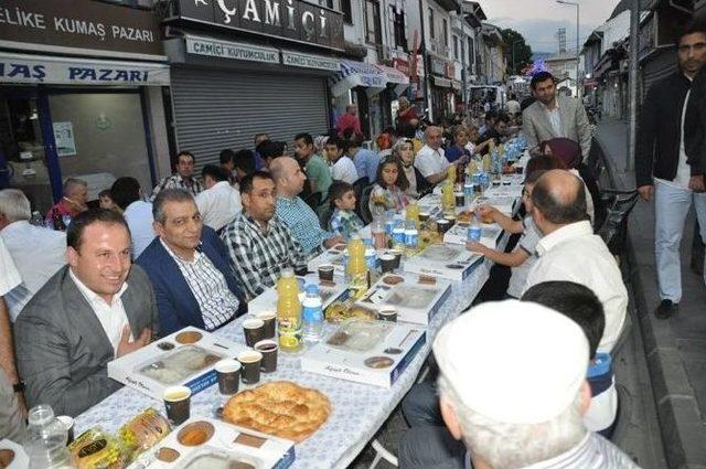 Cadde Ortasında Toplu İftar