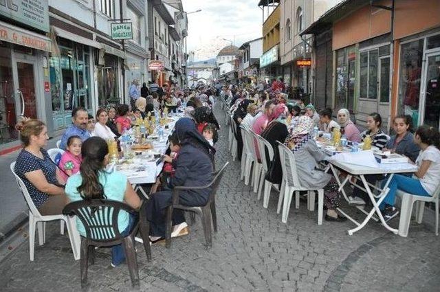 Cadde Ortasında Toplu İftar