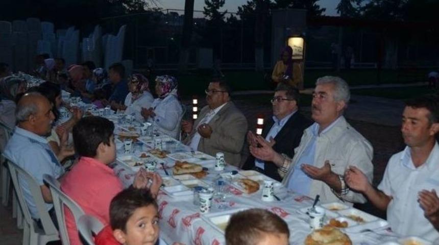 Belediye &Ccedil;alışanları İftar Sofrasında