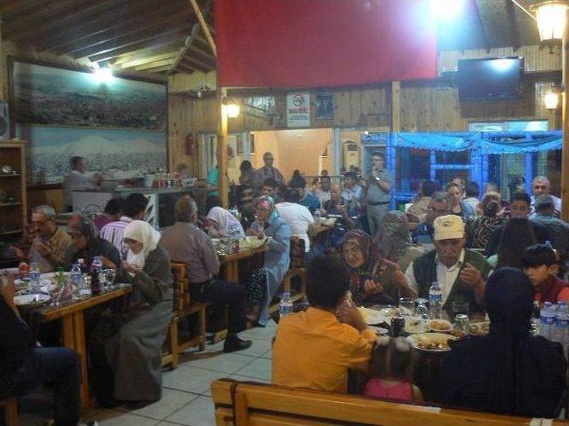 İl&ccedil;e M&uuml;ft&uuml;l&uuml;ğ&uuml; nden Şehit Ailelerine İftar Yemeği 1