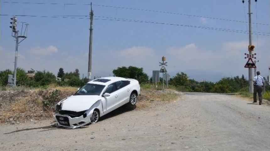 Y&uuml;k Treni Hemzemin Ge&ccedil;itte Otomobile &Ccedil;arptı: 1 Yaralı