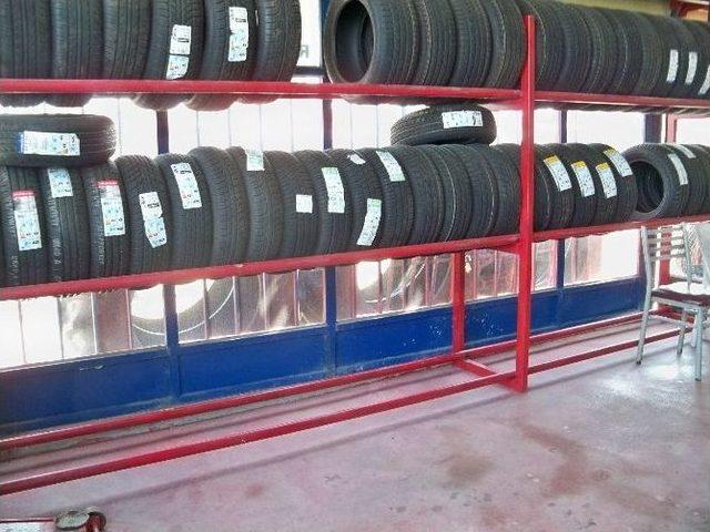 Hırsızlar D&uuml;kkandan 70 Ara&ccedil; Lastiğini &Ccedil;aldılar 1