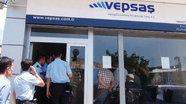 Erciş&rsquo;te Muhtarlar Vedaş&rsquo;ı Bastı 2