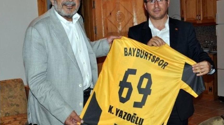 Bayburt Spor Eski Başkanı Kurban Yazoğluna As Başkan Kobal Forma Hediye Etti