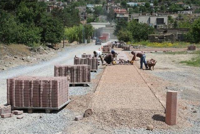 Kiçiköy'de Kaldırım Ve Yol Çalışması