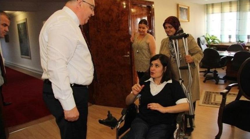 Kırklareli Belediye Başkanı Kesimoğlu, &Ccedil;ernobil Patlaması Sonrası Doğan Etkilerden Zarar G&ouml;ren 26 Yaşındaki Seda &Ccedil;alık&rsquo;a Sahip &Ccedil;ıktı