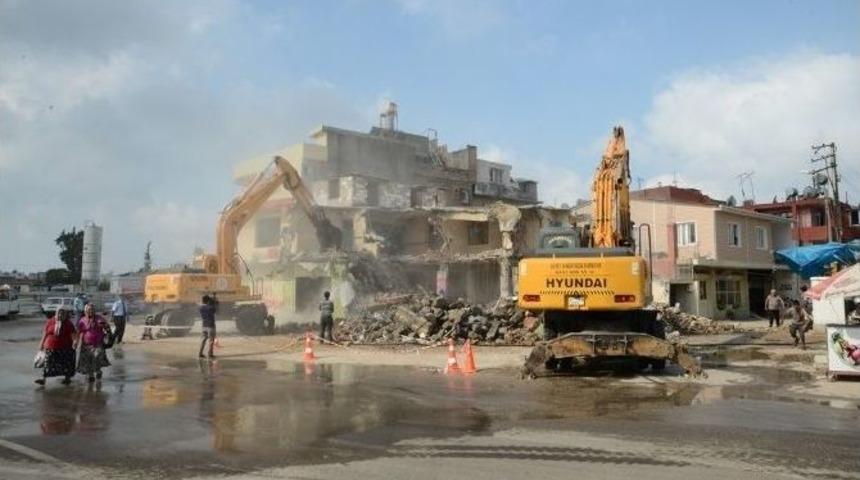 Adana'da Yıkım &Ccedil;alışmaları S&uuml;r&uuml;yor