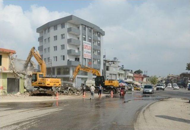 Adana'da Yıkım Çalışmaları Sürüyor