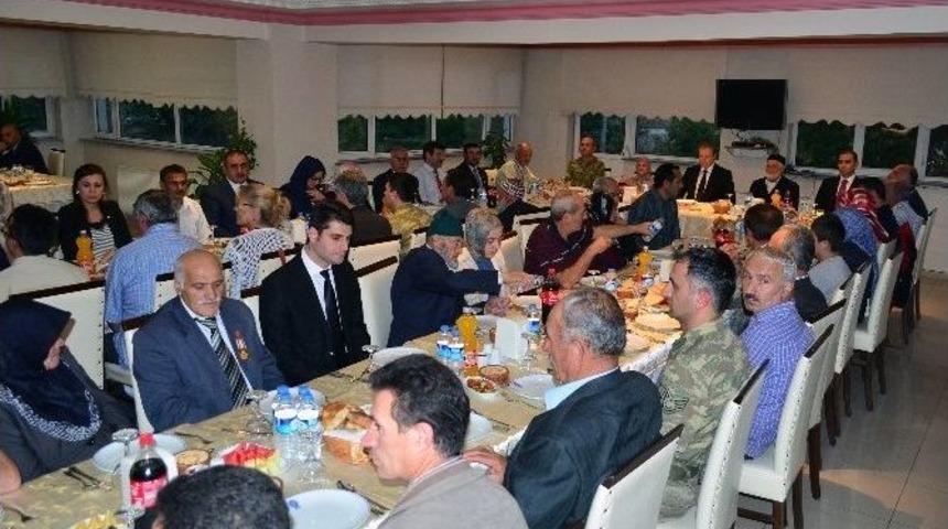 Vali Y&uuml;cel Yavuz, Şehit Aileleri Ve Gazilere İftar Yemeği Verdi